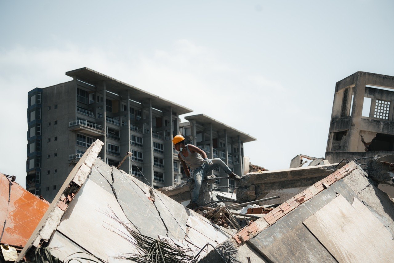 La Guaira tras el terremoto: destrucción y comunidad respondiendo.
