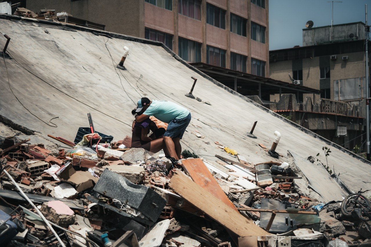 La Guaira tras el terremoto: destrucción y comunidad respondiendo.