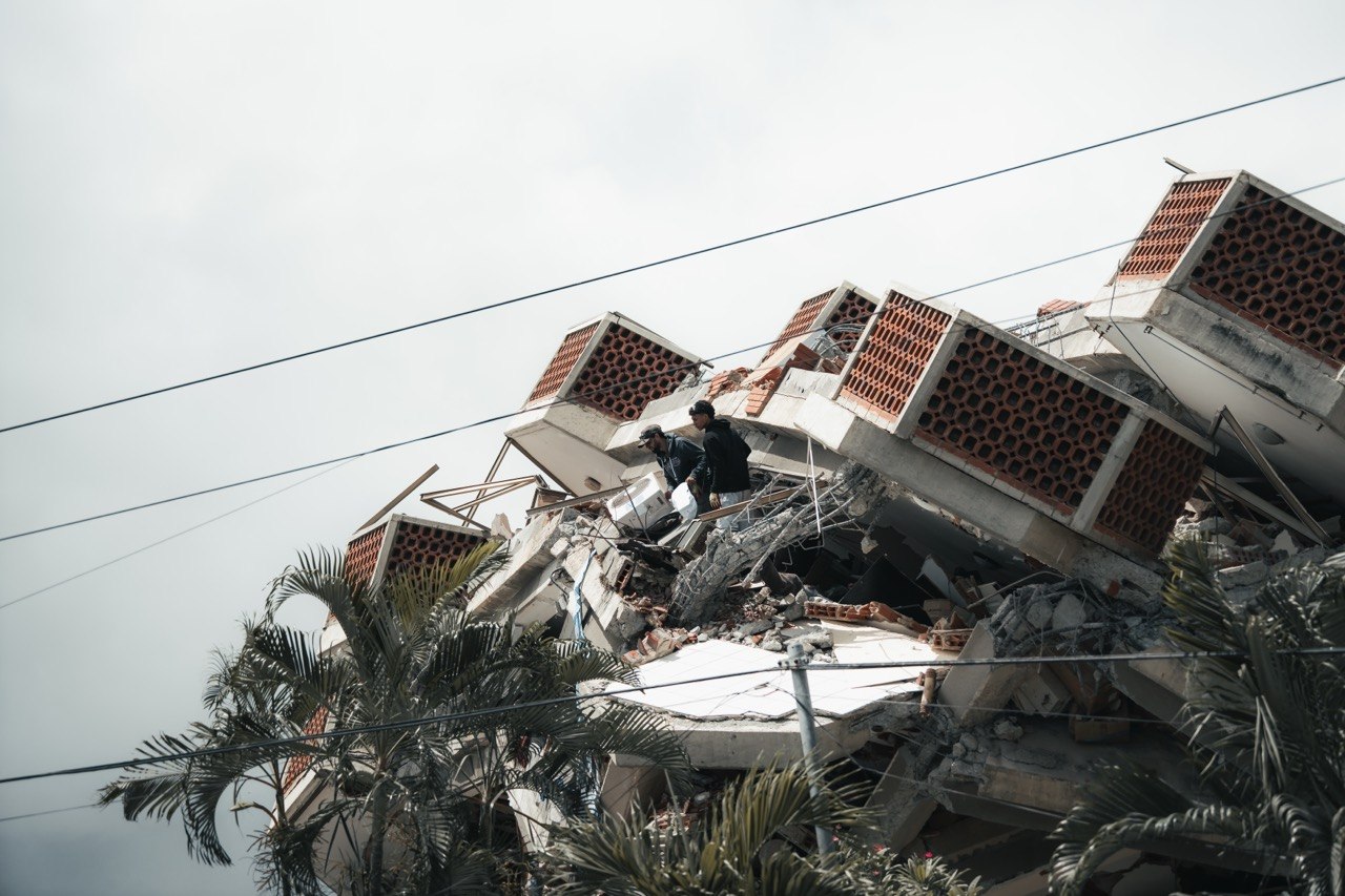 La Guaira tras el terremoto: destrucción y comunidad respondiendo.